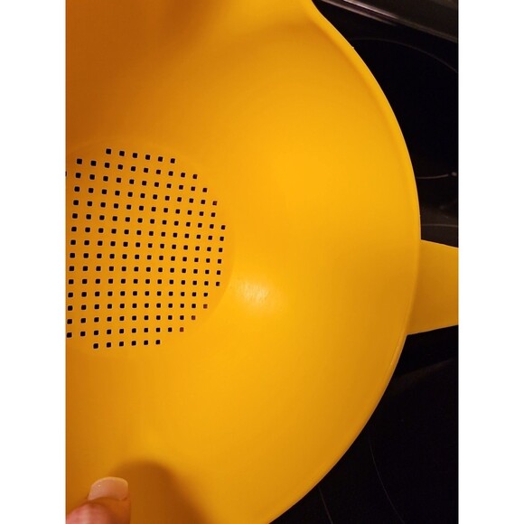 Vintage Tupperware 1523-8 Yellow 2 Qt Strainer Colander Handle 2 Spouts - Picture 8 of 15